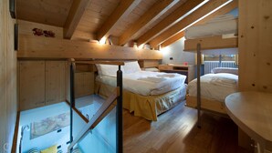 A cozy attic bedroom with bunk beds, wooden beams, and a map on the wall. - Italianway - Meralda 2 (Valfurva)