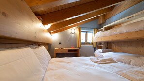 Appartement, plusieurs lits, balcon, vue montagne | 1 chambre, fer et planche à repasser, lits bébé (en supplément)
