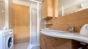 Appartement, plusieurs lits, balcon, vue montagne | Salle de bain | Douche, douche à « effet pluie », sÚche-cheveux, bidet