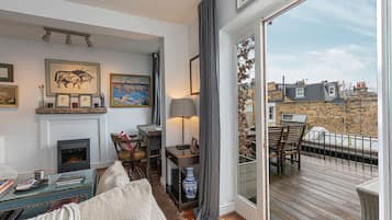 Apartment (2 Bedrooms) | Wohnbereich | 32-Zoll-Flachbildfernseher mit Kabelempfang, Fernseher