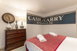 Apartment (2 Bedrooms) | 2 bedrooms, laptop workspace, iron/ironing board, WiFi