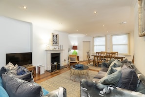 Appartement (2 Bedrooms) | Coin séjour | Télévision à écran plat de 32 pouces avec chaînes par câble, télévision