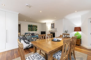 Apartment (2 Bedrooms) | In-room dining