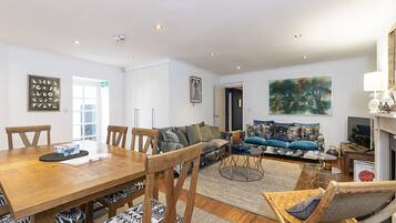 Apartment (2 Bedrooms) | Living area