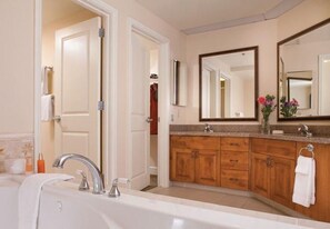 Combined shower/bathtub, jetted bath, hair dryer, towels