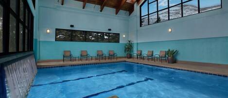 Piscina coberta i piscina a l'aire lliure