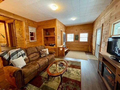 Evergreen|Apartment Downtown with Fire Pit