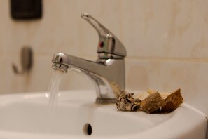 Basic-Doppelzimmer | Badezimmer | Handtücher