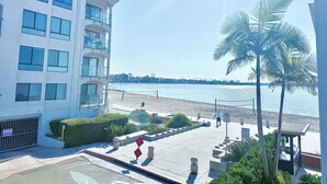 Ein modernes Gebäude mit mehreren Balkonen mit Blick auf einen Strand.