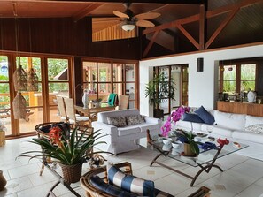 Smart TV, lareira, DVD player, videoteca