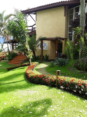 Property grounds - House in Ilhabela with a cinematic view (Ilhabela)