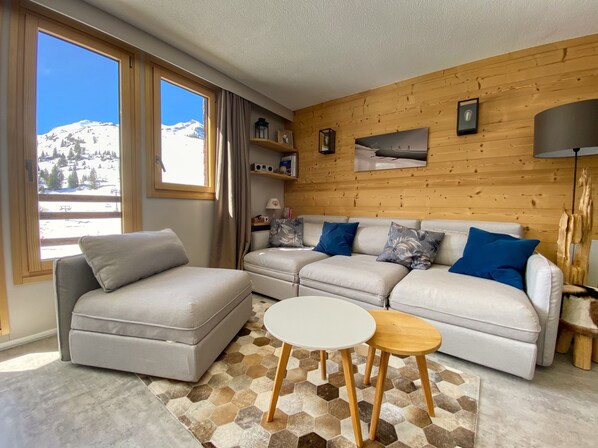 TV connectée, livres, chaîne hi-fi