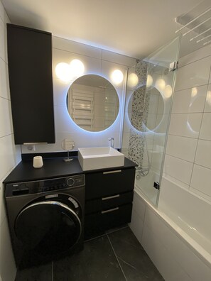 Combined shower/tub, hair dryer, towels