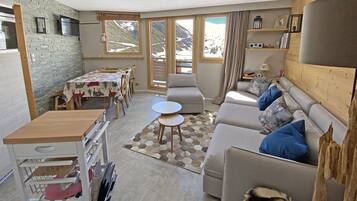 Smart TV, books, stereo