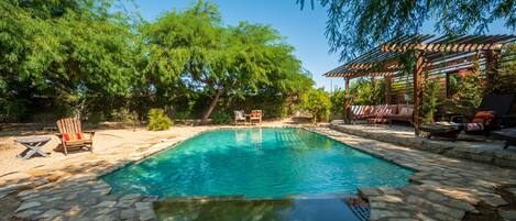 Una piscina al aire libre, una piscina climatizada