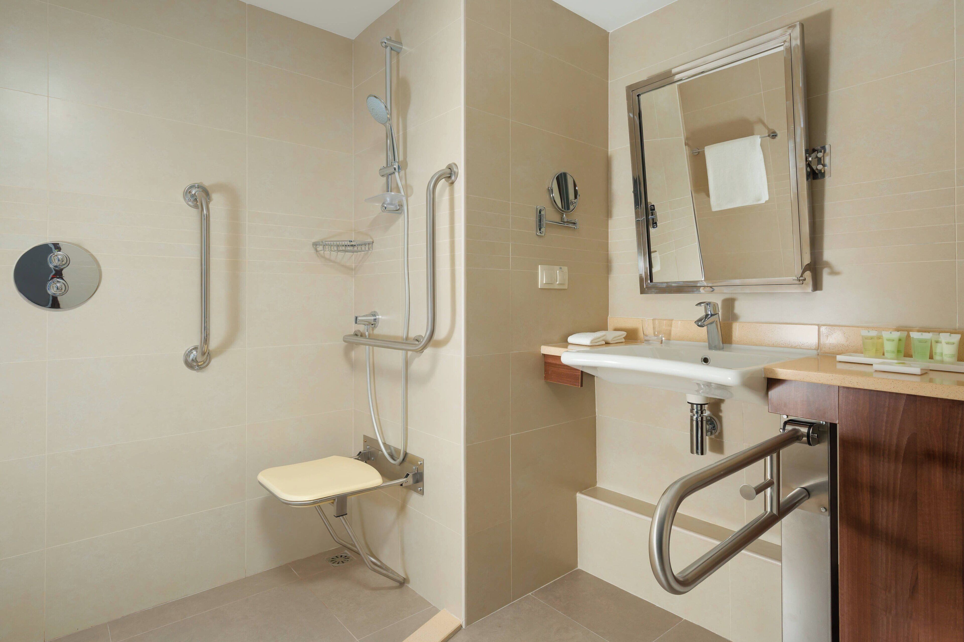 standard room, 1 king bed, city view | bathroom | shower, free toiletries, hair dryer, bathrobes