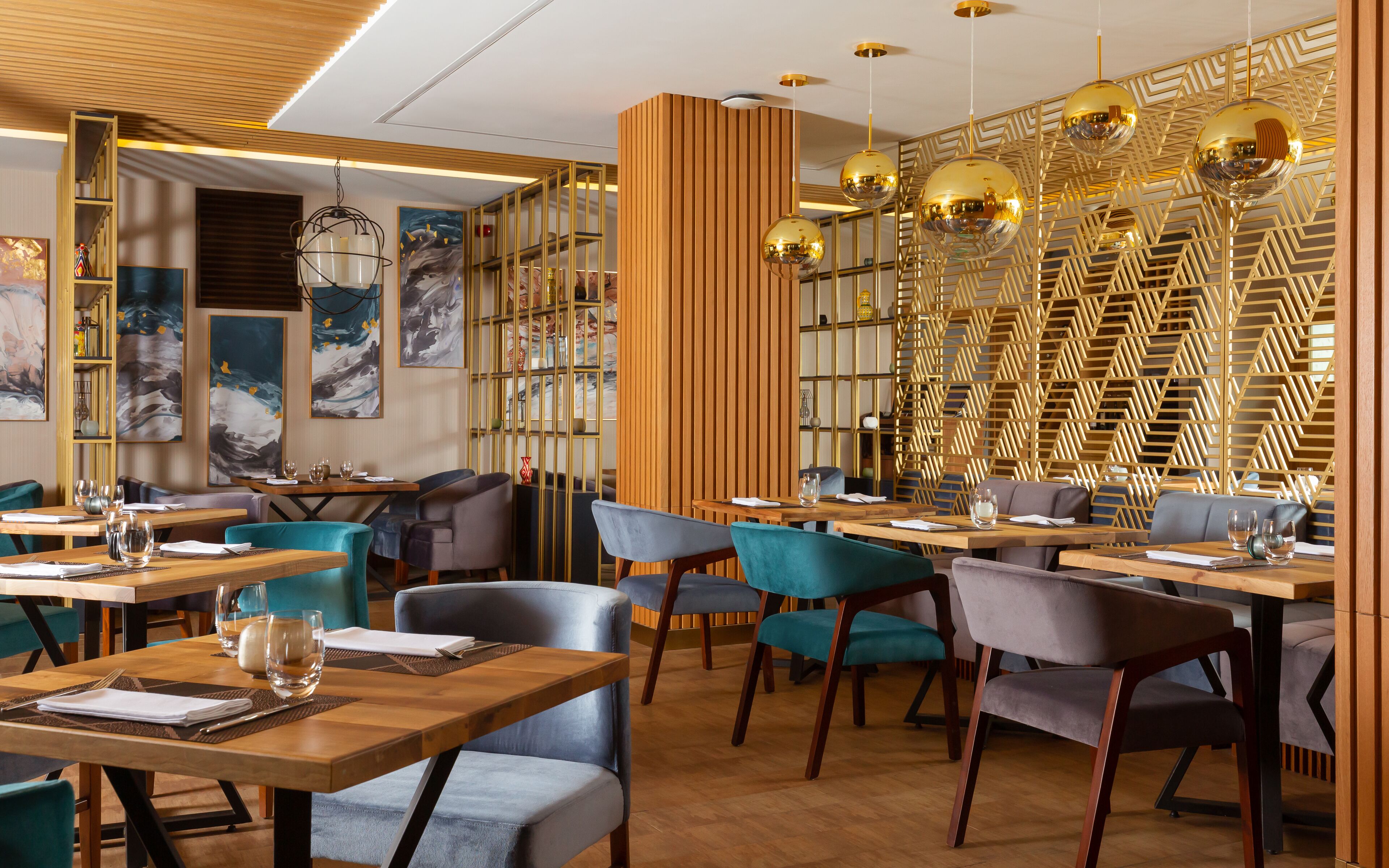 2 restaurants, breakfast, lunch, dinner served; international cuisine