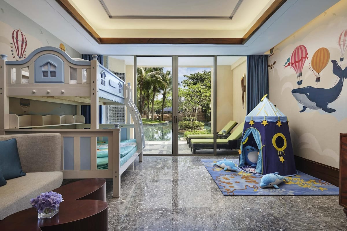 Fairmont, Suite familiar, varias camas, acceso a la alberca, vista al océano | Ropa de cama de alta calidad, minibar y escritorio