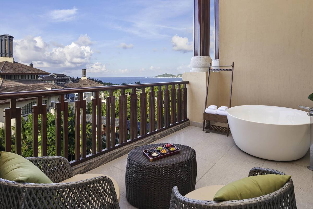 Family Suite, 1 King Bed, Ocean View | Premium bedding, minibar, desk, laptop workspace