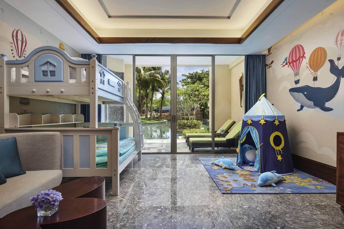 Fairmont, Suite familiar, varias camas, acceso a la alberca, vista al océano | 1 habitación, ropa de cama de alta calidad, minibar y escritorio