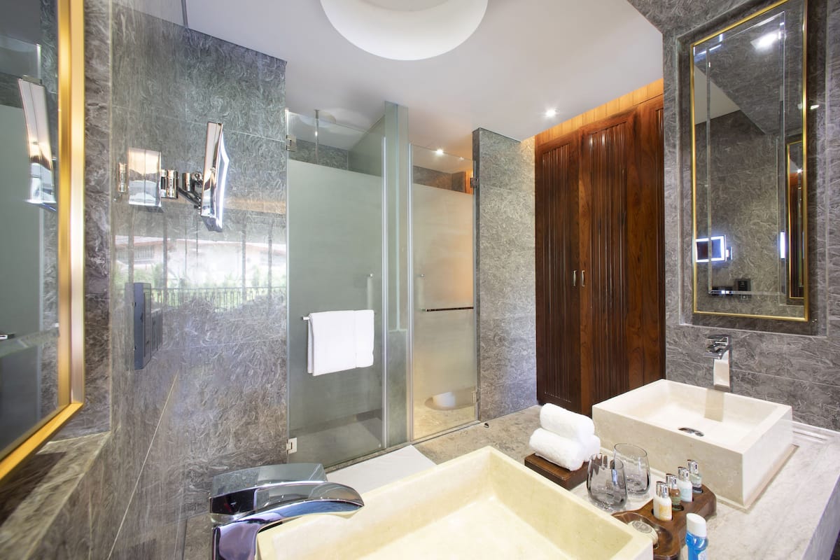 1 habitación, ropa de cama de alta calidad, minibar y escritorio