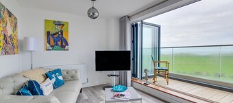 Coastal Retreat - Four Bedroom House, Sleeps 8