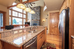 Fridge, microwave, oven, stovetop - 30-day rental w/work space, outdoor fireplace & A/C, near Flathead Lake - Mill Creek Retreat (Bigfork)