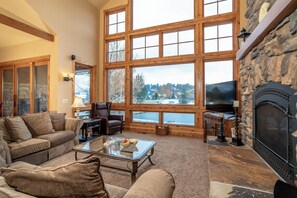 TV, fireplace, stereo - 30-day rental w/work space, outdoor fireplace & A/C, near Flathead Lake - Mill Creek Retreat (Bigfork)