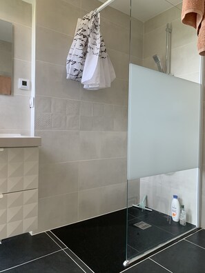 Dusche, Haartrockner, Toilettenpapier