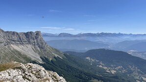 Eine gebirgige Landschaft mit felsigem Gelände und dichten Wäldern.