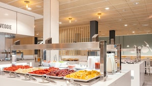 Un espace buffet proposant une variété de fruits et de boissons.