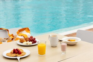 Desayuno buffet (EUR 16.50 por persona)