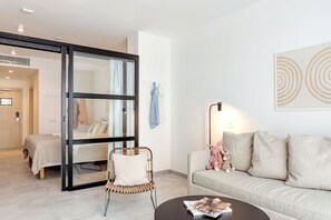 Tabla de planchar con plancha, wifi gratis y ropa de cama