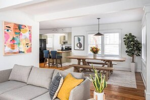 Een televisie, een open haard en een kantoor