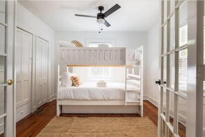 4 Schlafzimmer, Bügeleisen/Bügelbrett, Reisekinderbett, WLAN