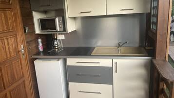 Wasserkocher mit Kaffee-/Teezubehör, Kühlschrank, Mikrowelle, Herdplatte