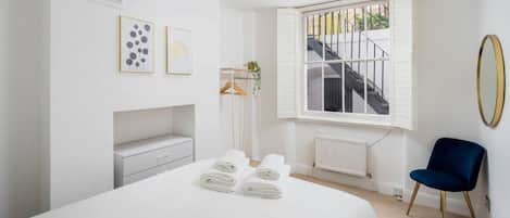 2 habitaciones, tabla de planchar con plancha, wifi y ropa de cama