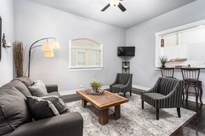 Tv, böcker och en stereo