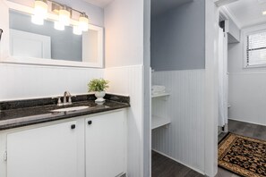 Badewanne, Haartrockner, Handtücher, Seife