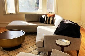 Smart TV, chimenea, libros