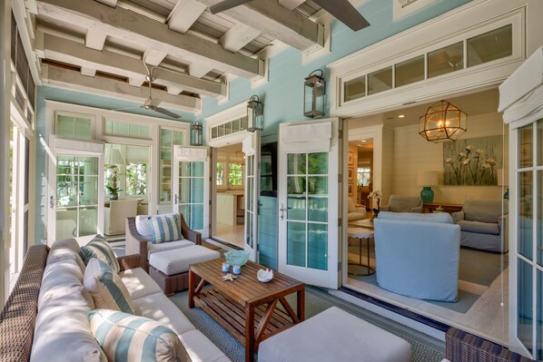 Smart TV, ping pong, books, stereo