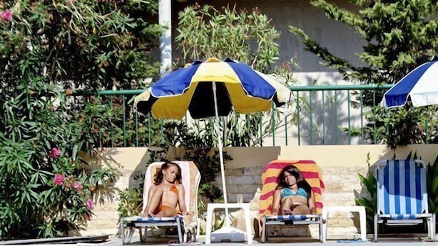 A swimming pool with lounge chairs and umbrellas. - Anatoli Apartments (Hersonissos)