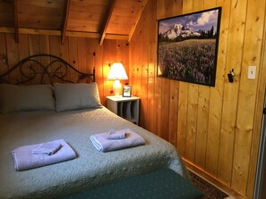 3 bedrooms, bed sheets - The Lazy Lady. A cozy cabin retreat with beautiful views close to town. (Shaver Lake)