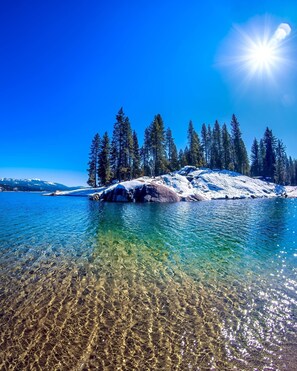 Beach - The Lazy Lady. A cozy cabin retreat with beautiful views close to town. (Shaver Lake)