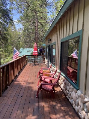 Outdoor dining - The Lazy Lady. A cozy cabin retreat with beautiful views close to town. (Shaver Lake)