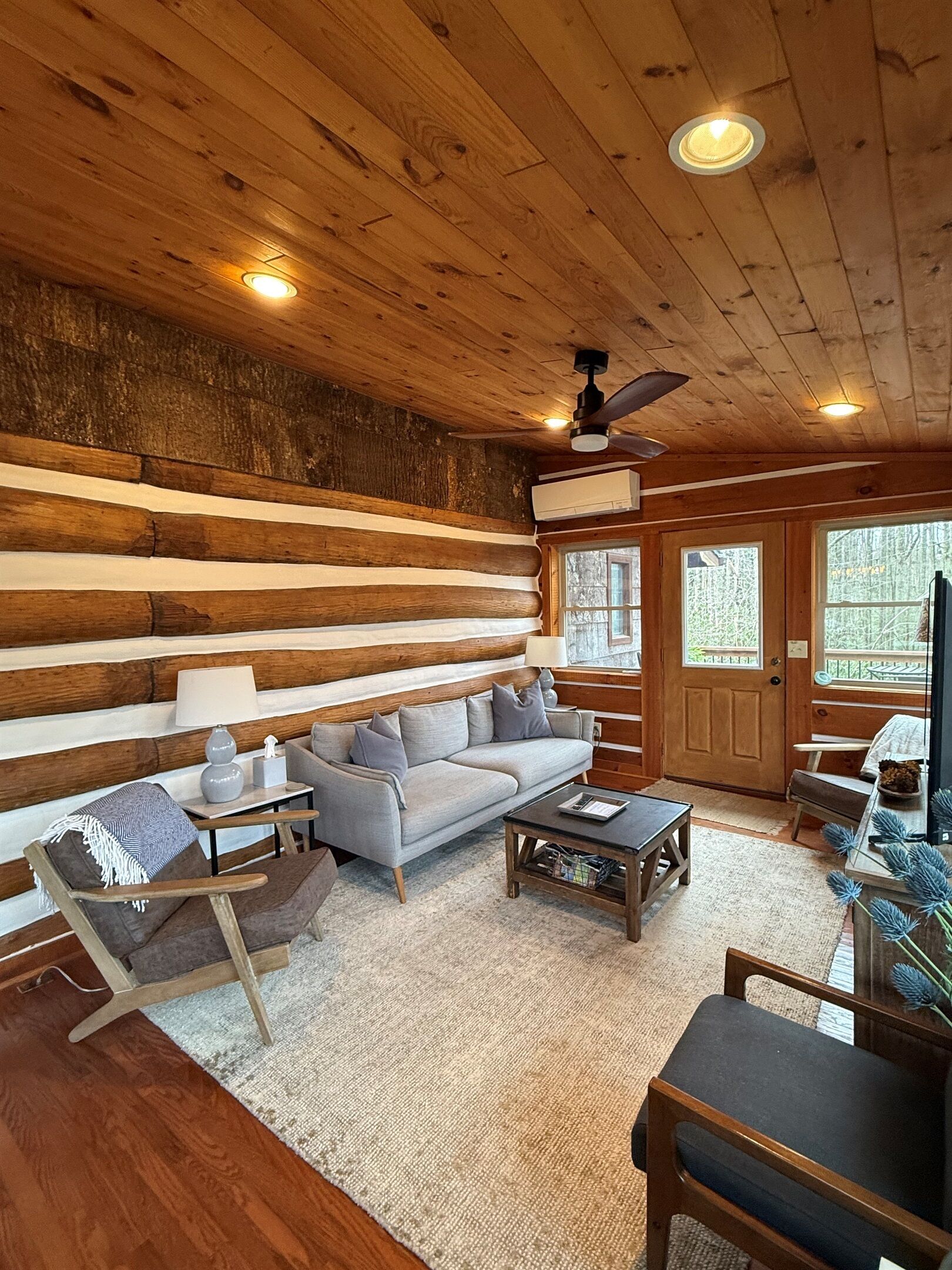 Een smart-tv, een open haard, boeken en een stereo