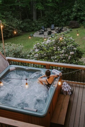 Outdoor spa tub - Blowing Rock Cabin | Walk to Price Lake | Hot Tub (Blowing Rock)