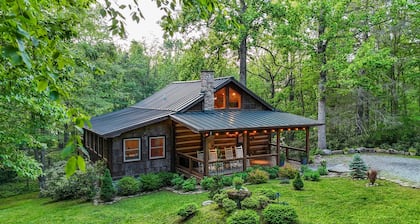 10 min to Blowing Rock | Hot Tub | Dogs OK + MORE