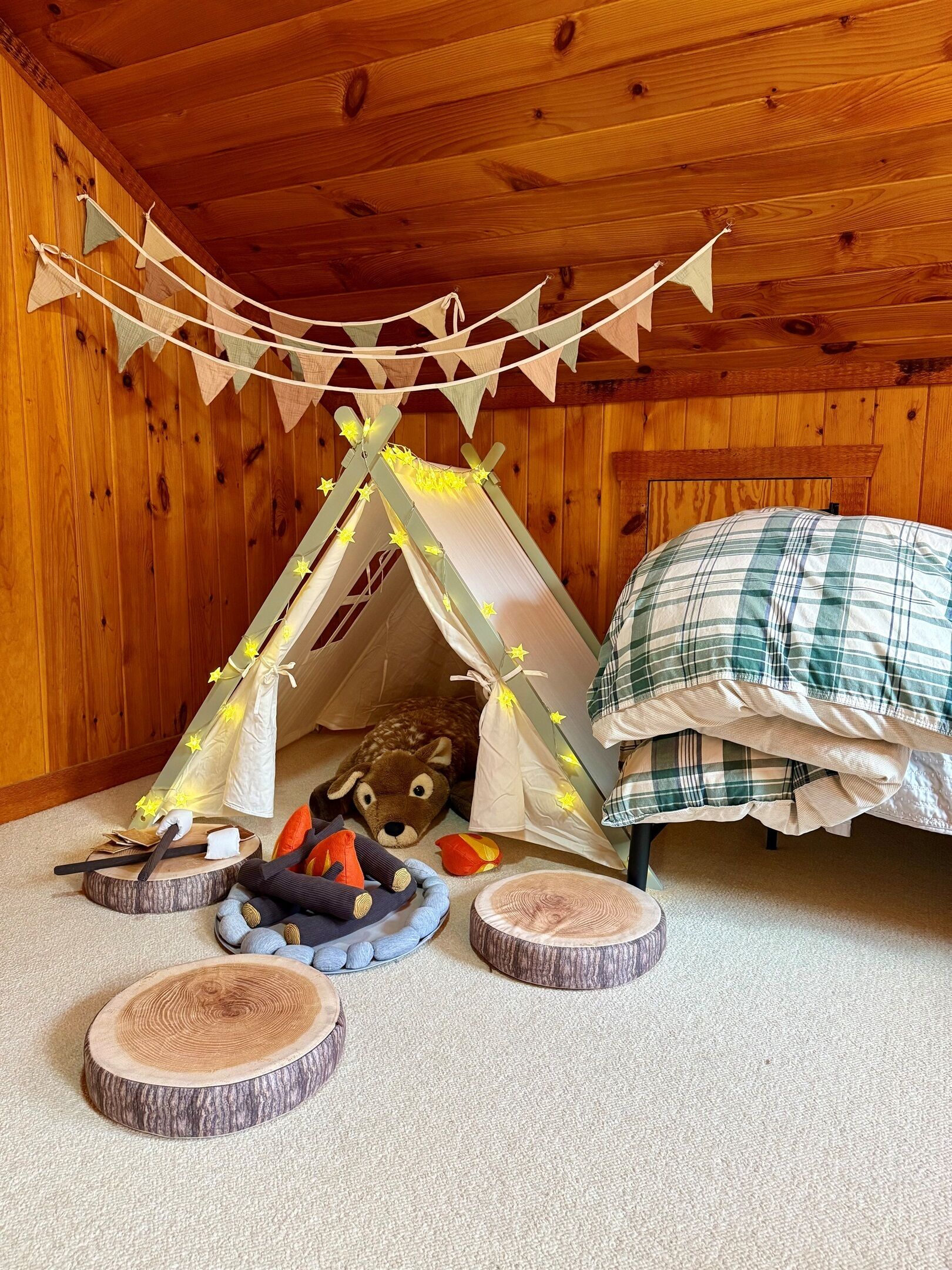 4 habitaciones, escritorio y tabla de planchar con plancha 