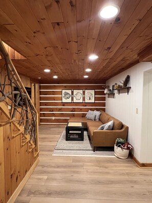 Una Smart TV, una chimenea, libros, un reproductor estéreo
